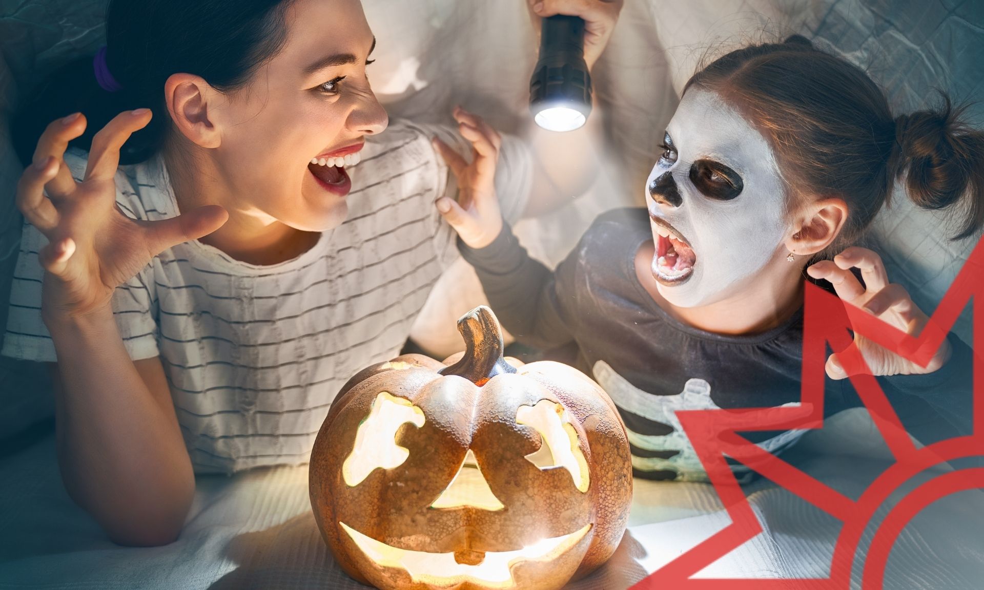 Frau und Kind gruseln sich vor Halloween Kürbis