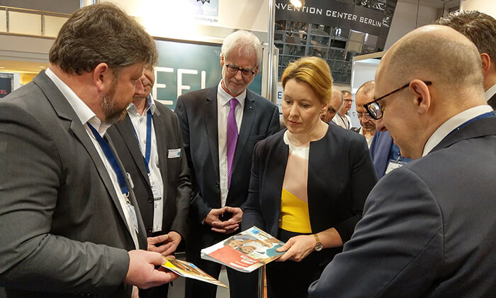 Bundesfamilienministerin Franziska Giffey am Stand der Polizeilichen Kriminalprävention beim Deutschen Präventionstag