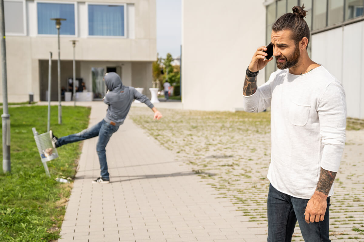 Vandalismus: Ein Mann ruft die Polizei, weil ein anderer eine Mülltonne kaputt macht.