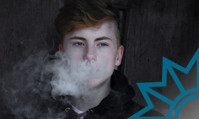 Junger Mann bläst Rauch aus der Nase
