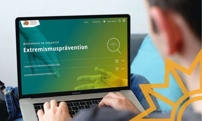 Person schaut auf die Startseite des Infoportals auf einem Laptop