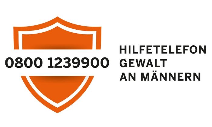 Orange Plakette mit der Telefonnummer des Hilfetelefons für Männer