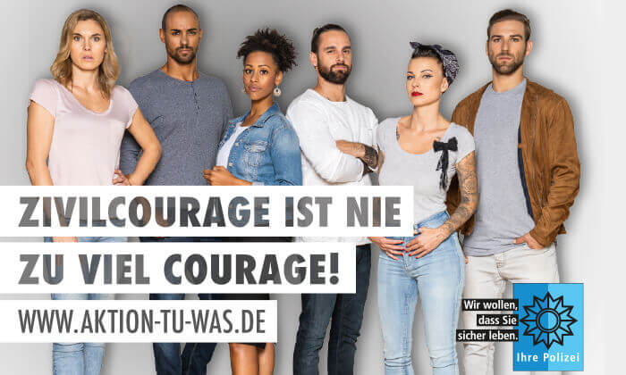 Botschafter der Aktion-tu-was präsentieren den Slogan "Zivilcourage ist nie zu viel Courage"