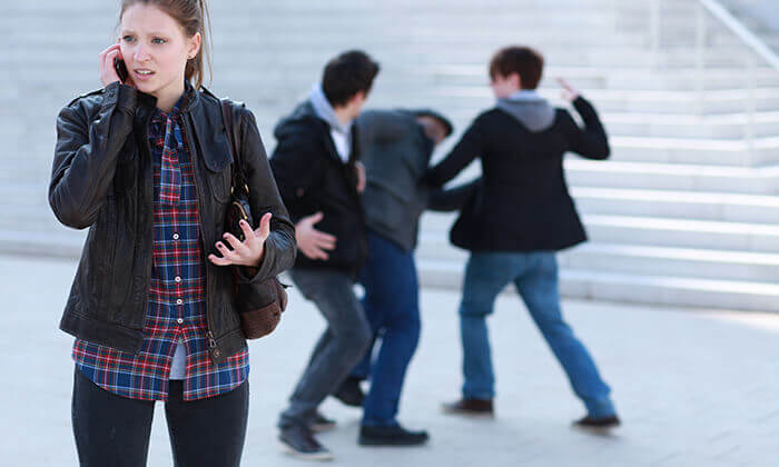 Zwei Jungen verprügeln einen Passanten, Mädchen holt Hilfe per Handy